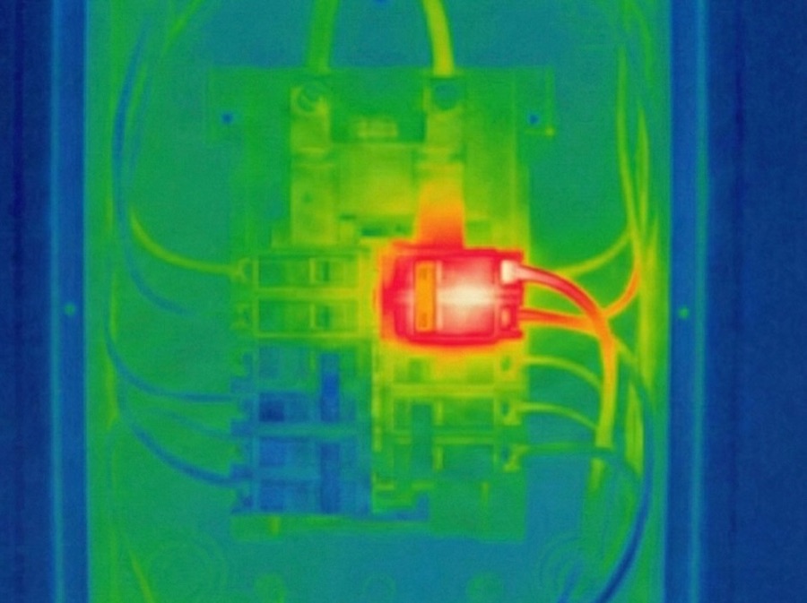 What CheckIT sees: Thermal camera: overheating connection inside the distribution board